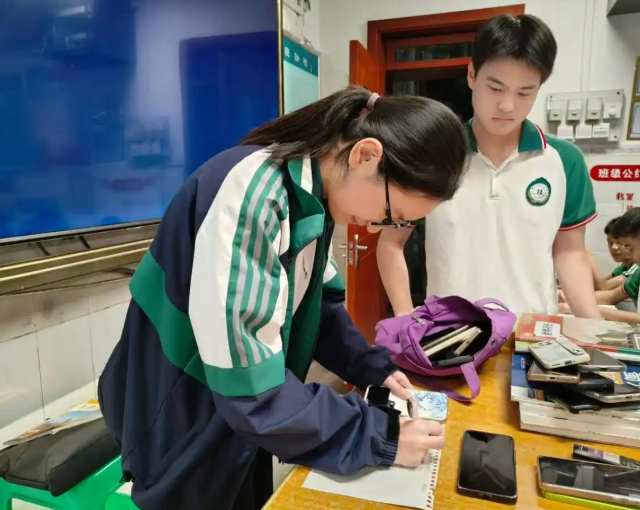 确有需求带着手机入校的学生校园酌情处